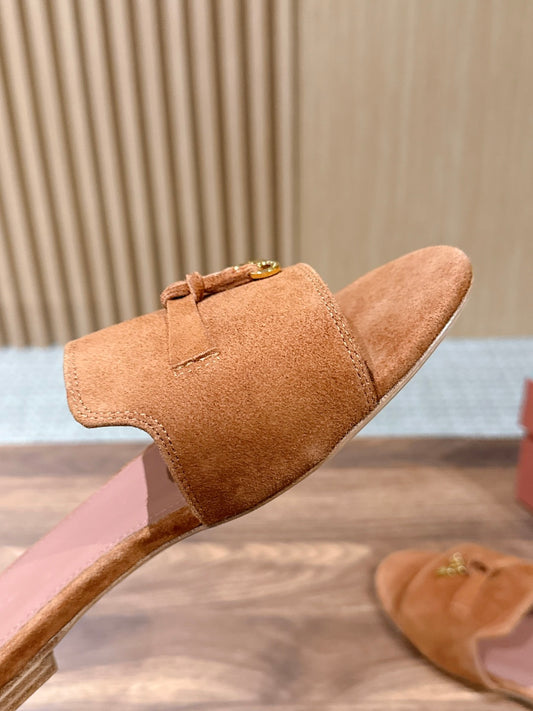 Sandália Loro Piana Summer Charms Feminina na cor Caramelo, detalhe 6