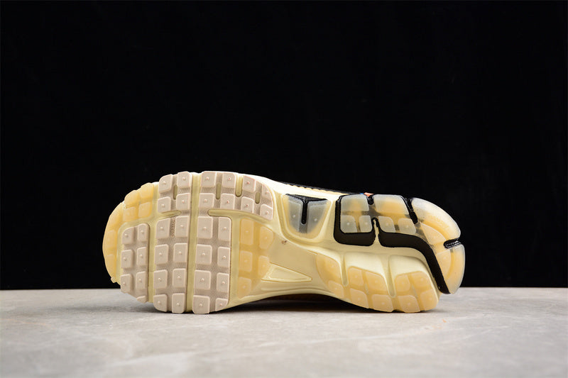 Tênis Runner Malha Branco Detalhes Preto Amarelo e Marrom