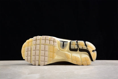 Tênis Runner Malha Branco Detalhes Preto Amarelo e Marrom